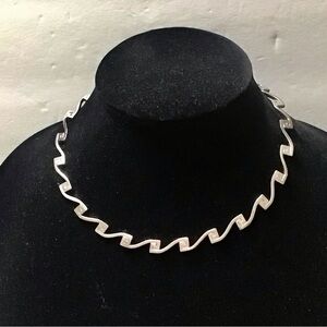 Elegant Silver Zigzag Necklace